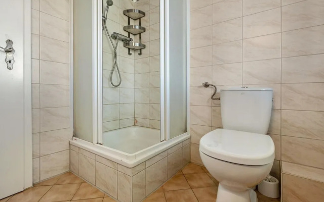 Apartment by Lake Muritz With Marina Views