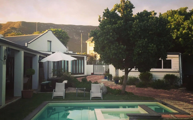 Sixteen Guest House on Main