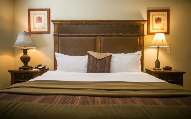 Silverado Lodge with Fireplaces and Pool Views by RedAwning