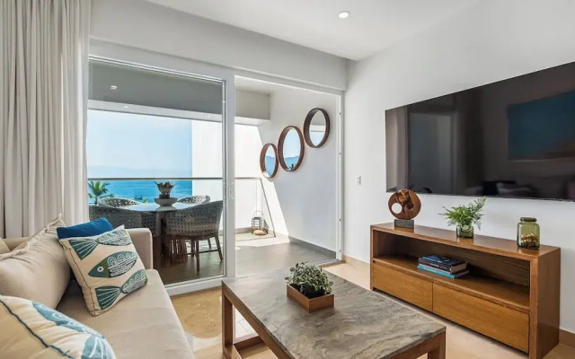 Oceanfront 1BR with Balcony & Pool