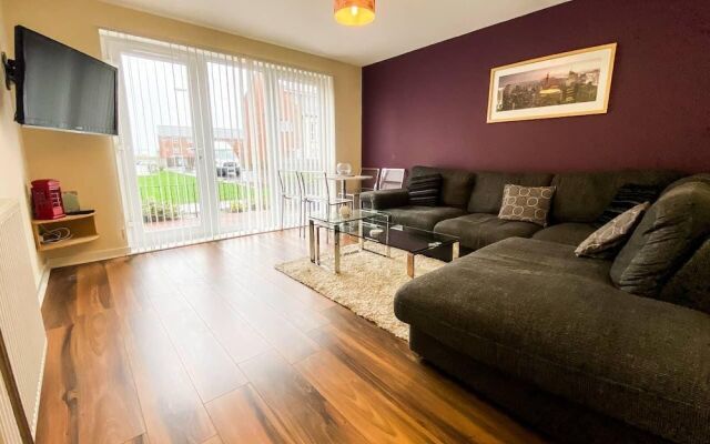 Glasgow Ellerslie Path 2bd Home - Parking