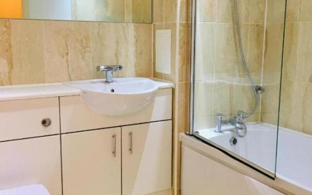Woking Stylish and Modern 2 bedroom Apartment