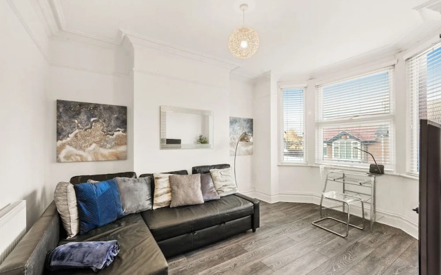 Modern 4BR Victorian Home Near Luton Airport