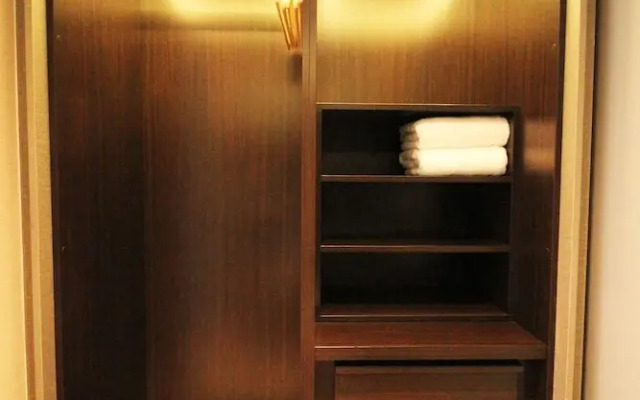 Expressionz Professional Suites by HnH