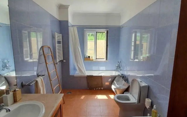 Lovely 4-bed Villa in Colares