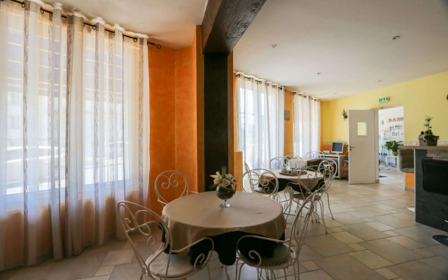 Brit Hotel Bleu Nuit