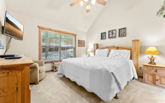 Dakota Lodge 2 Bedroom Home by RedAwning