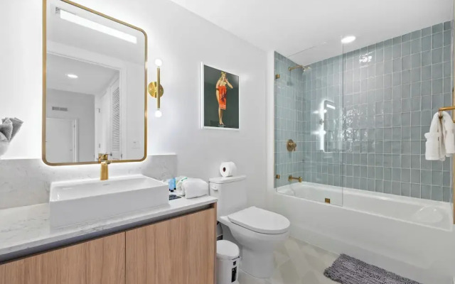 Luxury 45th-Floor Condo with City Views