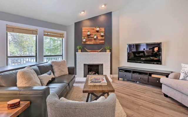 Modern Sunriver Home w/ Hot Tub: Ski, Hike & Bike!