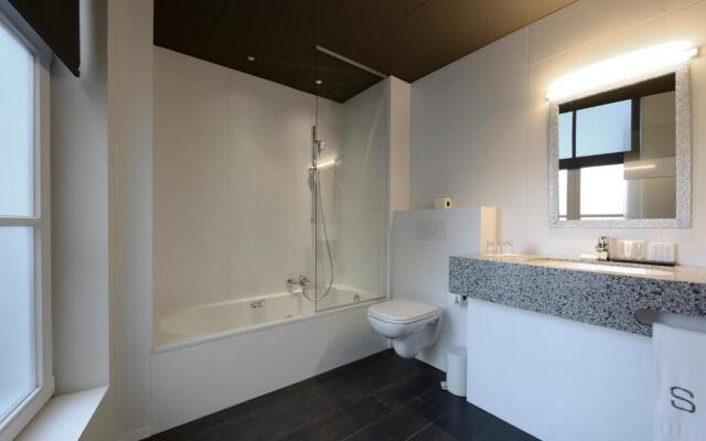 Square Hotel