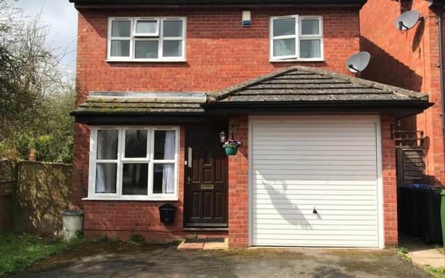 3 Bed House With Parking in Lighthorne Heath