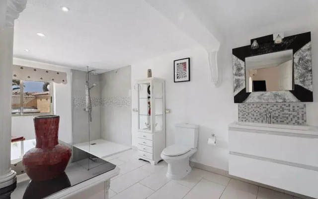 3 Bed Villa - Sleeps 6 - Private Pool - Hot Tub- Parking - Wifi