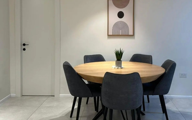 New Stylish 2-BR Apartment with Private Balcony