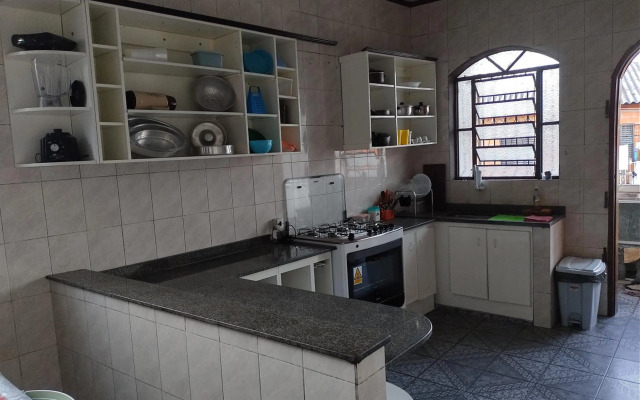 Casa grande em área central, bem iluminada e vent.