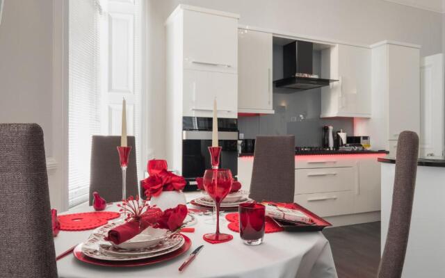 Marks At The Manor Luxury Riverside Apartments - Sleeps up to 4, with Parking and Sky TV