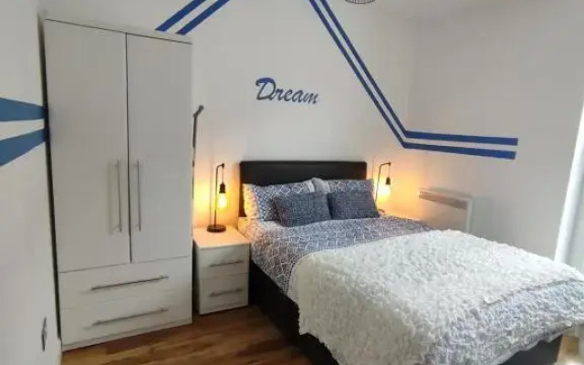 Blue Escape--Lovely 2beds 1bath with free parking