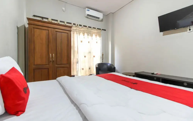 RedDoorz near Solo Balapan Station 2