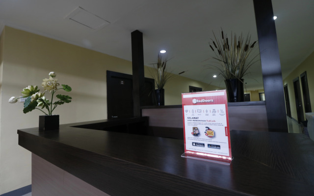 RedDoorz near ITC Cempaka Mas