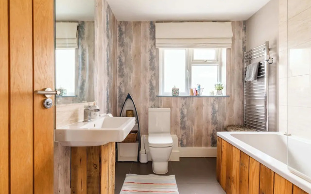 Light-filled Family-friendly Beach House