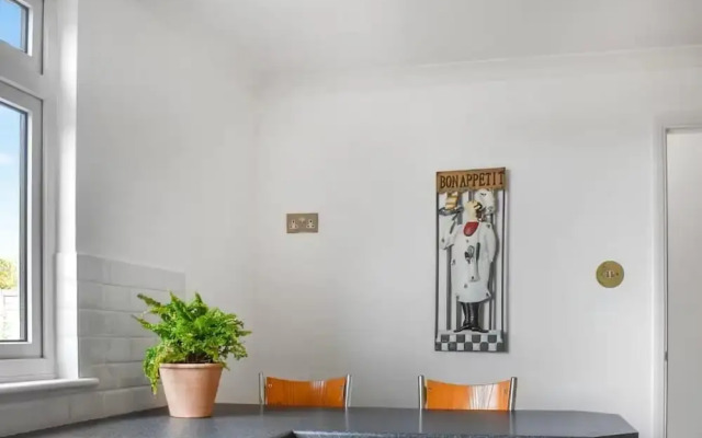 The Hideaway - Spacious 3 Bedroom Apartment