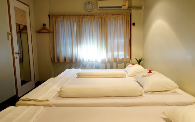 Saphan Krungthep Hostel & Spa