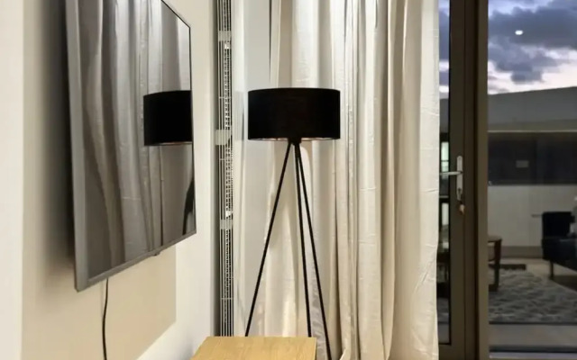 Docklands Stunning 2 bed Apartment London