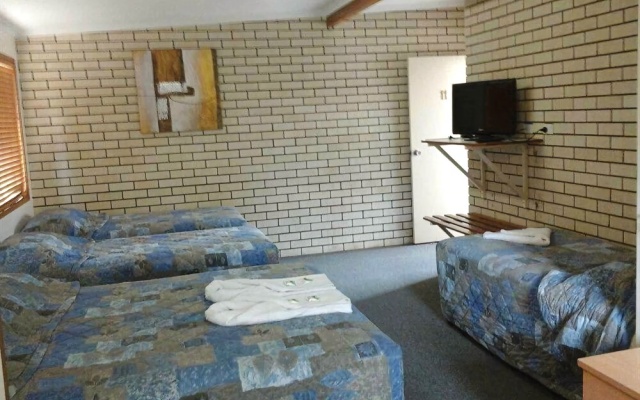 Emerald Tower Motor Inn – Guest Rooms – Emerald