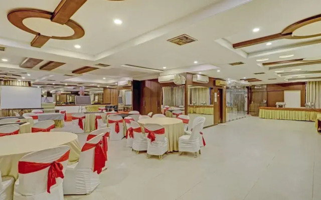 OYO 5408 Loharkar's Family Hotel
