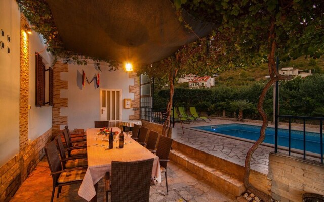 Beautiful Home in Dugi Rat With 3 Bedrooms, Wifi and Outdoor Swimming Pool