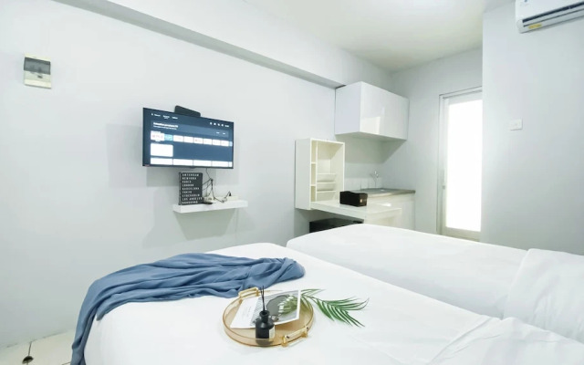 Stunning and Comfy Studio at Green Bay Pluit Apartment