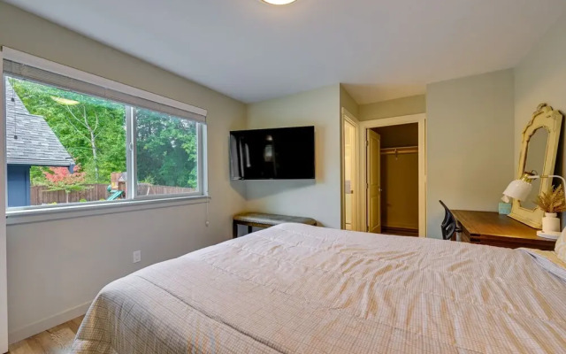 Modern Seatac Gem w/ Fireplace & Smart Tvs!