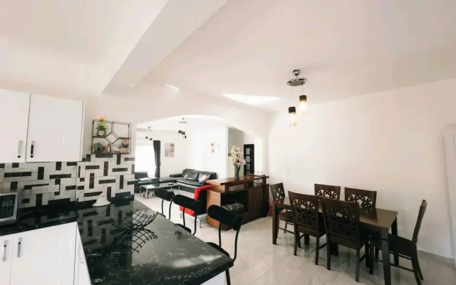 Villa for 9 Guests, Pool, Parking, Walk to Beach