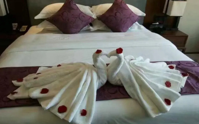 Yingjiang River Bian Chui Hotel