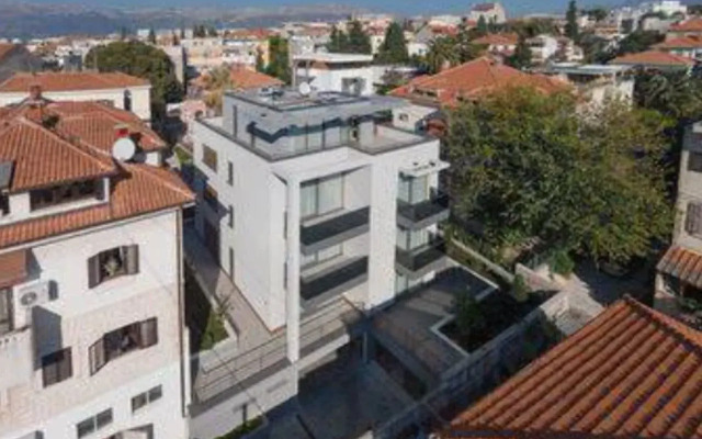 Residence by Vestibul Palace