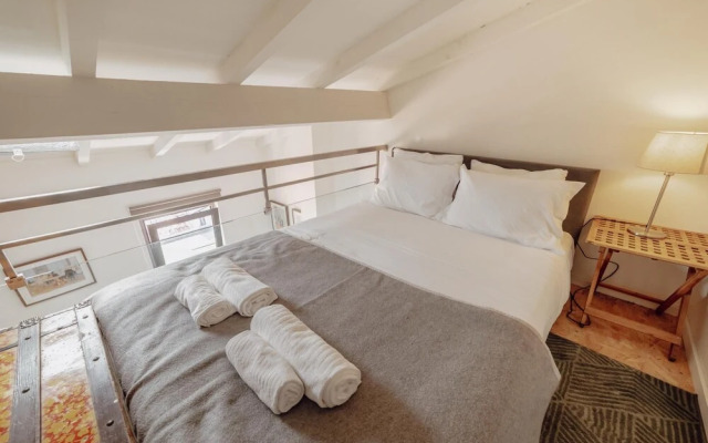 Mezzanine Stylish Apartment T
