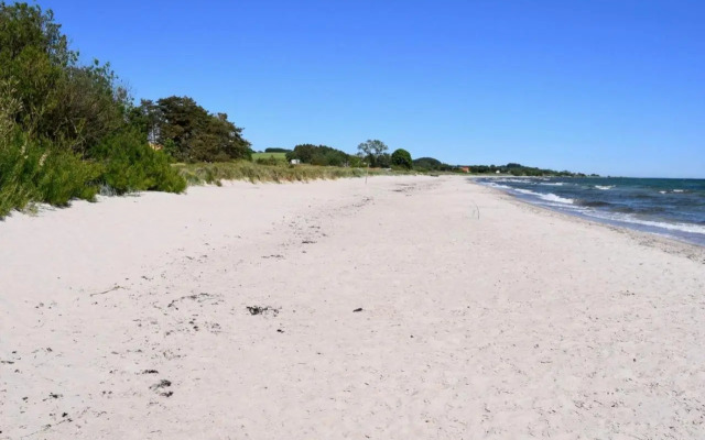 Mysigt hus i liten by nära havet