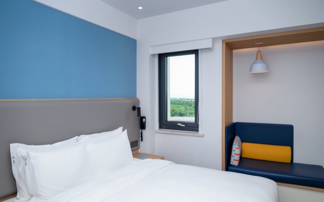 Holiday Inn Express Shanghai Pudong Airport - Image 6