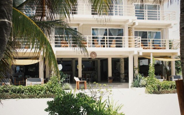 Noah Beach Hotel & Suites