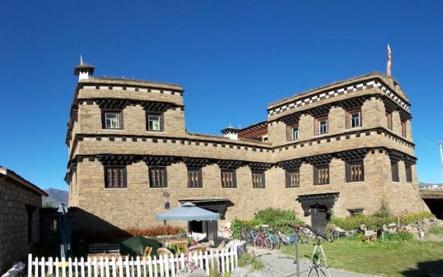 October Daocheng Youth Hostel