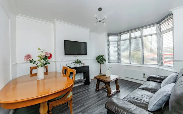 House - Sleeps 10 - Parking - Garden