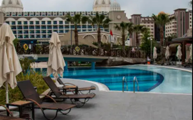 Aska Lara Riversuites