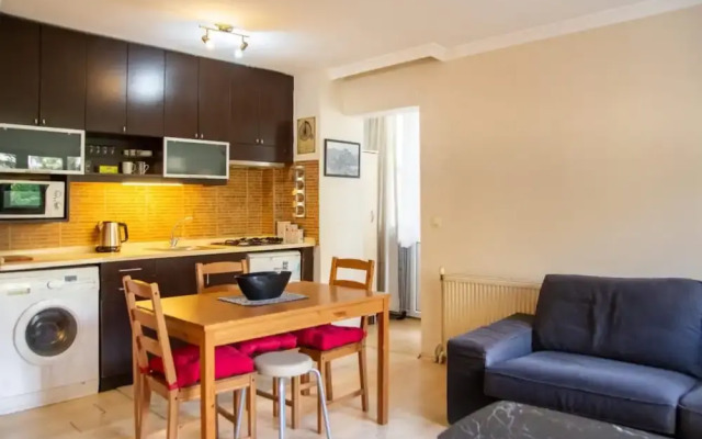 Pleasant and Central Flat With Balcony in Alsancak