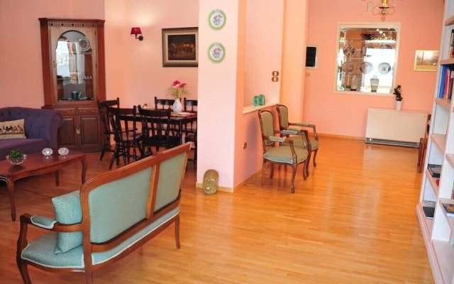 Alexandra's Art Apartment