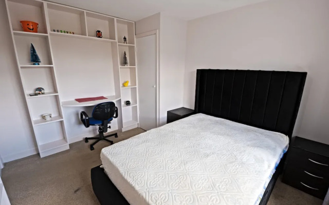 Immaculate 2-bed Apartment in Isleworth by River