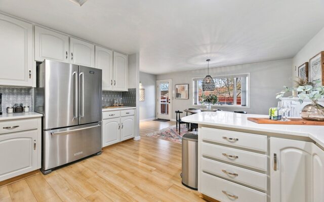 Scandinavian Chic – Hot Tub, Bikes and Lake Life!