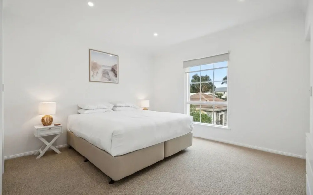 Coastal Luxury: 3-bed Townhouse 150m From Beach