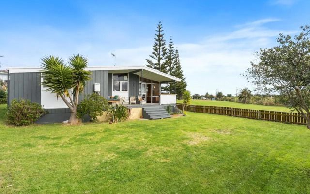 Queenie - Waikanae Beach Holiday Home