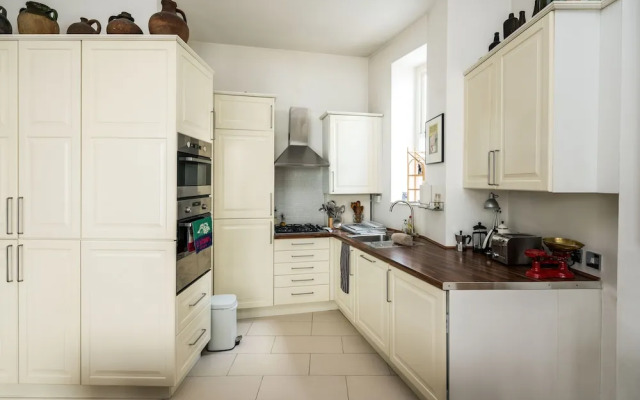 Sleek Simple & Peaceful 1Bd Flat Kensington