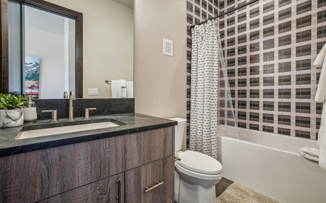 The Crowne Summit 6 Bedroom Home