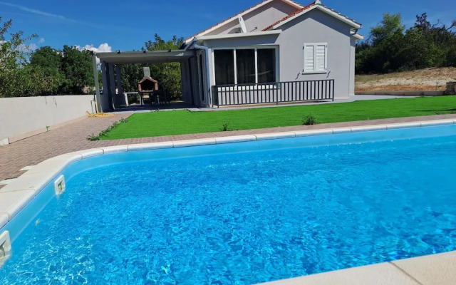 Nane Garden House With Heated Pool